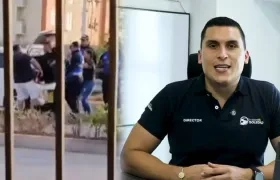 Agente de Tránsito de Soledad empujando a un conductor.