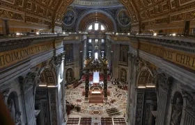 El féretro abierto del papa Francisco, en la basílica de San Pedro. 