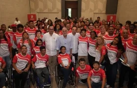 El gobernador Eduardo Verano con el grupo que hace parte del programa Atleta Apoyado. 