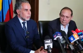 Ministros Armando Benedetti y Antonio Sanguino durante rueda de prensa.