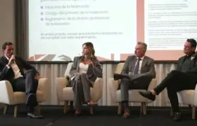 Alberto Caparroso (Titanes), Paolo Simonetti (Corsarios) y Manuel González (Búcaros) en el encuentro con los medios, en Bogotá.