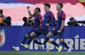 Raphinha, Pau Cubarsí y Dani Olmo celebran el gol del triunfo del Barcelona sobre el Celta. 