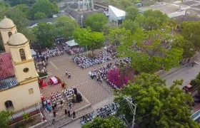 Se prohíbe la circulación y el parqueo de cualquier tipo de vehículo en los alrededores de las parroquias.
