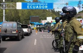 Militares ecuatorianos custodian este sábado la frontera norte en el puente internacional Rumichaca, en la provincia de Carchi (Ecuador).