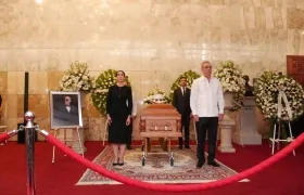 El presidente Luis Abinader llegó al Teatro Nacional.