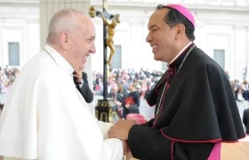 Monseñor Pablo Salas junto al Papa Francisco. 