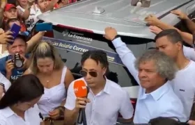 Óscar Bolaño, hermano de Jorge, al lado del féretro y del técnico Alberto Gamero. 