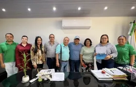 Autoridades municipales y del Gobierno nacional luego de la firma del acuerdo.