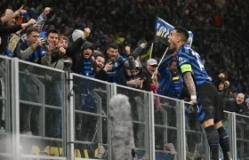 El argentino Lautaro Martínez celebra con la hinchada el gol del empate del Inter.