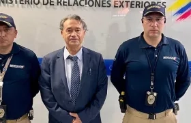 Carlos Lehder junto a miembros de Migración Colombia en su regreso al país.