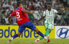 Marino Hinestroza durante el partido contra Nacional de Montevideo.