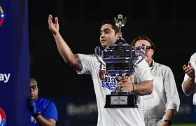 José Mosquera Crissón durante el festejo de su último título con Caimanes. 