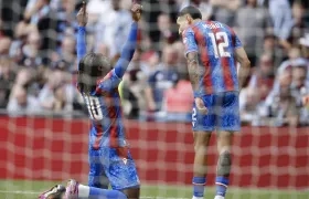 Daniel Muñoz se acerca a felicitar a Eberechi Eze, autor del primer gol del Crystal Palace.