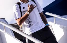 Neymar descendiendo del avión que llevó al Santos a Rio de Janeiro.