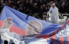 El Papa Francisco durante un homenaje que le rindió la hinchada de San Lorenzo.
