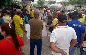 Aspecto del plantón a las afueras de la Clínica de la Policía.