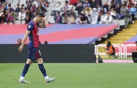 Robert Lewandowski abandona la cancha en el partido contra el Celta. 