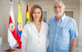 Cristina Espinoza Dávila junto al gobernador Eduardo Verano. 