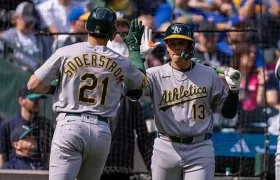 Gio Urshela se saluda con su compañero de equipo Tyler Soderstrom.