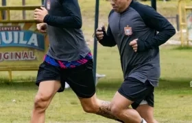 Vladimir Hernández junto al uruguayo Eric Krame, en un entrenamiento del Boyacá Chicó.