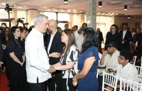 Zulinka Pérez, hija de Rubby Pérez, recibiendo las condolencias del presidente dominicano Luis Abinader. 
