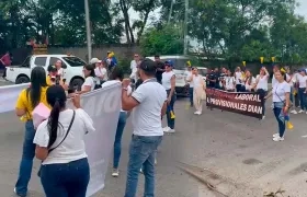 Funcionarios de la Dian protestando. 