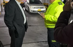 Al senador Iván Name le leen los derechos del capturado.