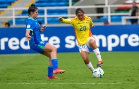 Acción de juego entre Colombia y Brasil en el estadio Pascual Guerrero de Cali.