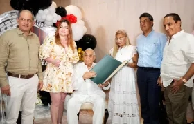 Alci Acosta recibiendo homenaje por parte de Syaco. 