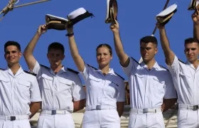  La princesa Leonor de Borbón, saluda a su llegada este viernes al puerto de Cartagena.