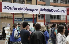 Personas asisten a una exposición durante la conmemoración del Día Internacional contra la Homofobia, la Transfobia y la Bifobia.
