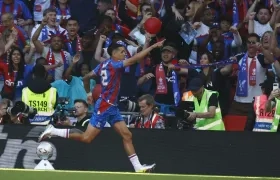 Daniel Muñoz celebrando su gol anulado en la final de FA Cup.