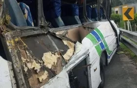 Aspecto del bus tras el accidente. 