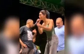 Imagen de la artista durante la presentación. 