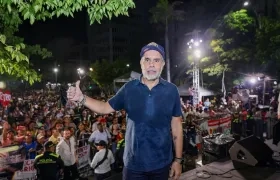 El Ministro del Interior, Armando Benedetti, en el cabildo popular realizado en Barranquilla.