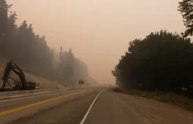 Humo en carretera de Canadá debido a los incendios forestales.