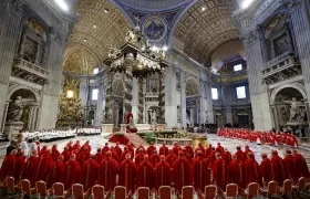 Cardenales asisten a la Misa de V Novemdiale en memoria del difunto Papa Francisco en la Basílica de San Pedro, Ciudad del Vaticano.