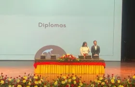 Los funcionarios administrativos que entregaron los diplomas.