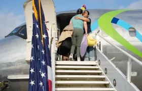 Colombianas ingresando al vuelo de regreso al país.