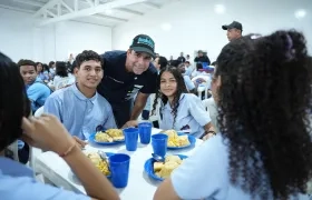 Alcalde Char en la entrega del nuevo comedor escolar.
