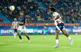 El cabezazo de Didier para el segundo gol de Junior.