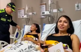 El Director de la Policía, Brigadier General Carlos Triana y patrullera Laura Juanita Camacho Rojas.