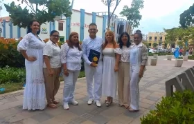 El profesor Eduardo Jinete Cervantes junto a las demás docentes homenajeadas. 