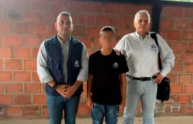 El niño Lyan José Hortúa con funcionarios de la Defensoría.