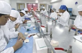 Estudiantes del programa técnico de Mecánica dental