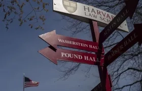 Fotografía de una señal de la Universidad de Harvard. 