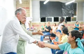 El Gobernador Eduardo Verano con estudiantes universitarios. 