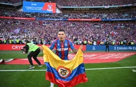 Daniel Muñoz celebrando el título con la bandera colombiana.