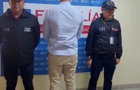 Las autoridades junto al capturado, identificado como Alexis Velasco.