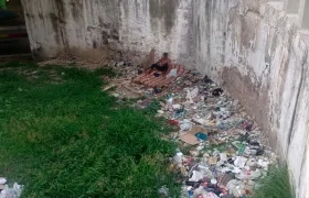 Los habitantes de calle mantienen el lugar sucio. 